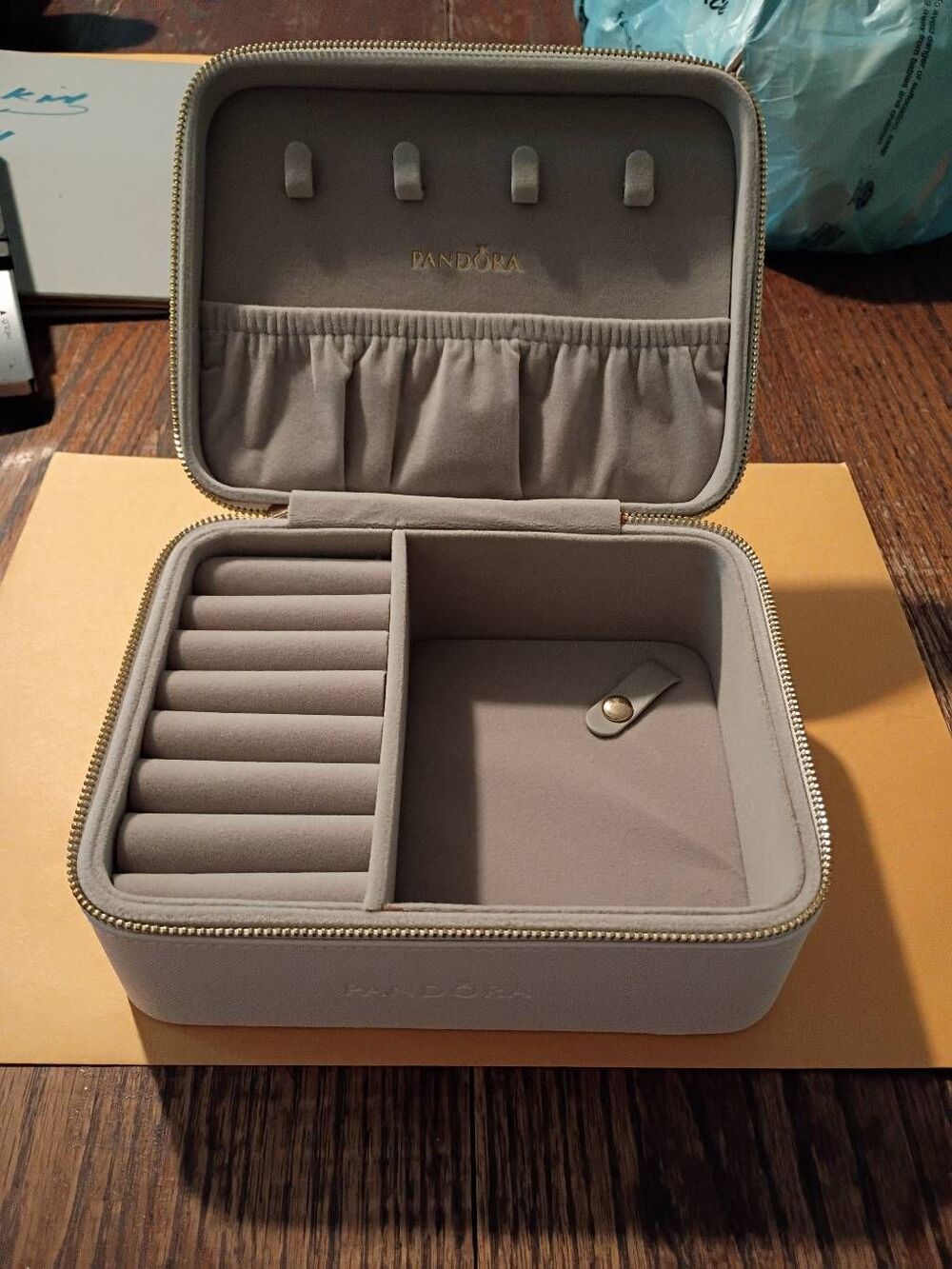 New Pandora White Embossed Floral Travel Jewelry Box Zip Organizer Case NWOT